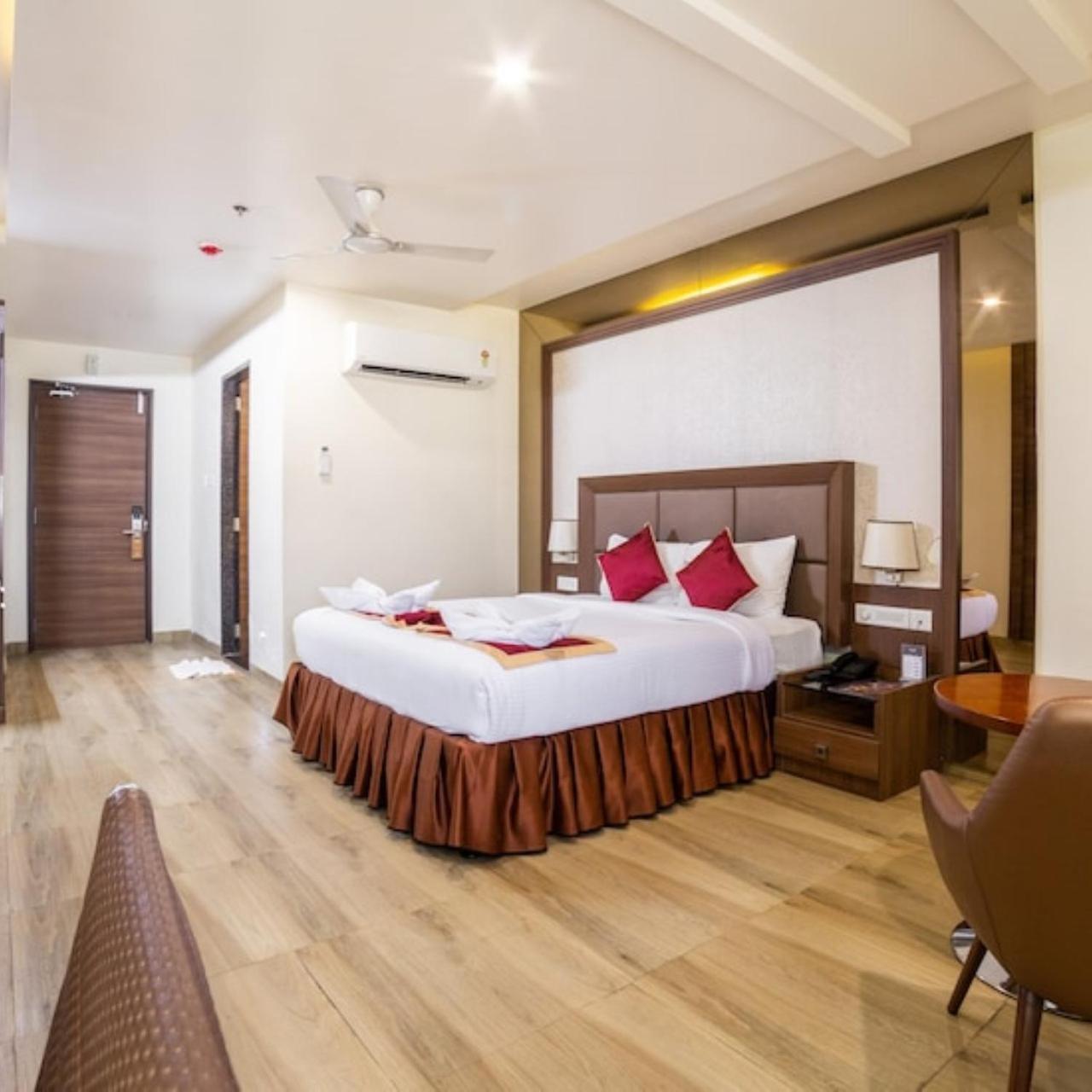 Hotel Svm Grand Medipally Hyderabad Exterior foto